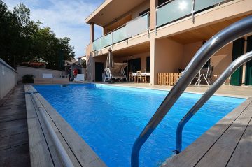 Mehrfamilienhaus in unmittelbarer Meeresnähe mit Swimmingpool und Erweiterungspotential in Tribunj, 22211 Tribunj (Kroatien), Mehrfamilienhaus